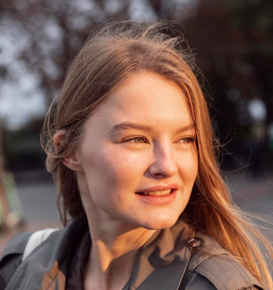 Портрет молодой женщины на улице, использование DL 6000 Pro 4 для съёмки.