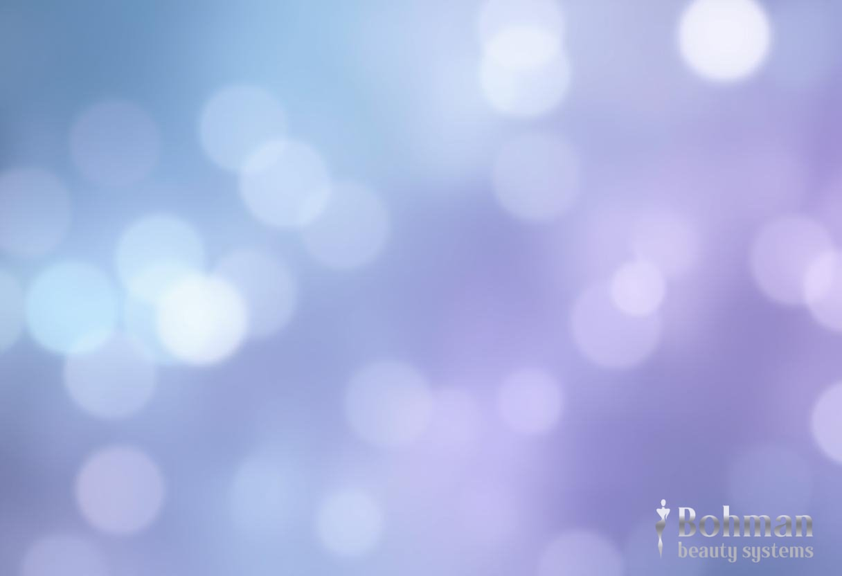 Размытый фон в сине-фиолетовых тонах создает атмосферу спокойствия и гармонии.