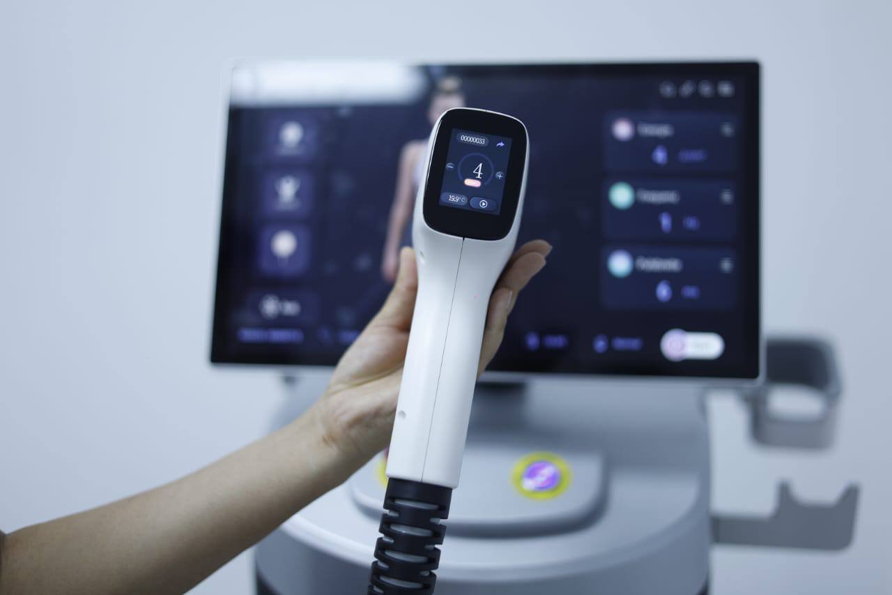 Современный аппарат DIODE LASER для эффективного удаления волос в салонах красоты.